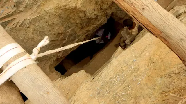 انهيار منجم ذهب - ارشيفية