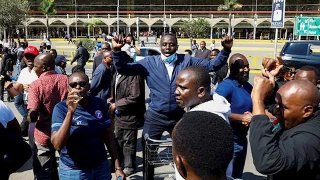 إضراب عمالي يؤخر الرحلات الجوية في المطار الرئيسي 