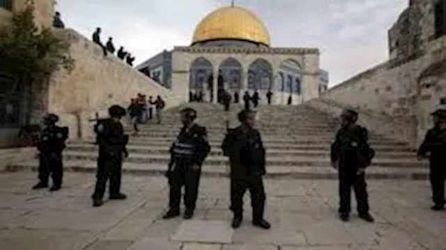 الاحتلال الإسرائيلي يبعد مقدسيين عن الأقصى