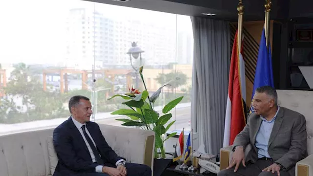 محافظ أسوان الجديد مع المحافظ السابق