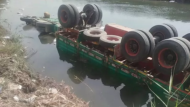 انقلاب تريلا محمّلة بالدقيق في ترعة