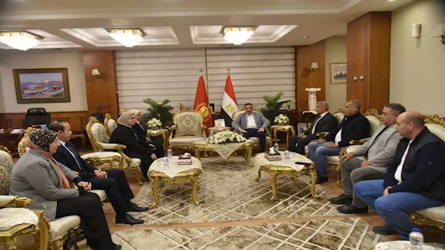 لقاء محافظ بورسعيد مع رؤساء الأحياء