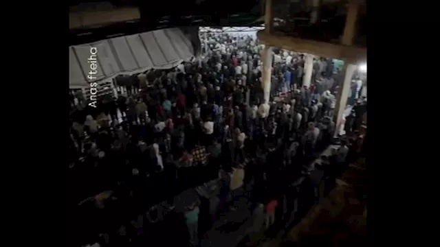 فلسطينيون يؤدون صلاة التراويح على أنقاض مسجد دمرته