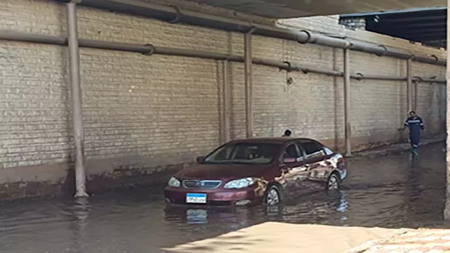 سيارة تسير فى بركة مياه بسبب كسر ماسورة بالنفق