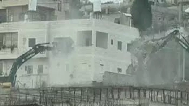 قوات الاحتلال تهدم عمارة سكنية ارشيفية