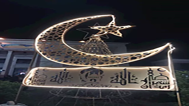 مجسمات للهلال في شوارع الأقصر