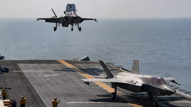 مقاتلة من طراز إف-35 تهبط على سطح حاملة طائرات أمر