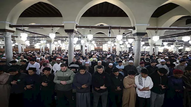 آلاف المصلين يؤدون صلاتي العشاء والتراويح بالجامع 