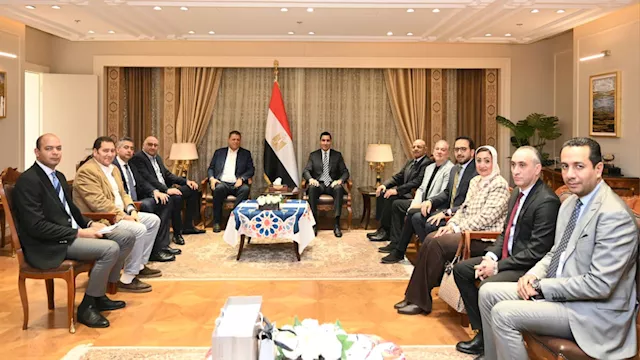 وزير الرياضة مع اتحاد اليد