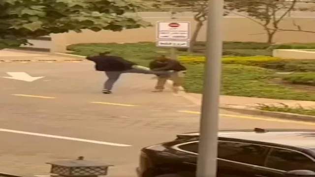 لحظة اعتداء شخص على فرد أمن داخل كمبوند بالتجمع ال