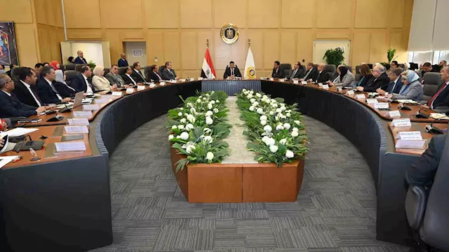 وزير الصناعة يجتمع بقيادات الوزارة