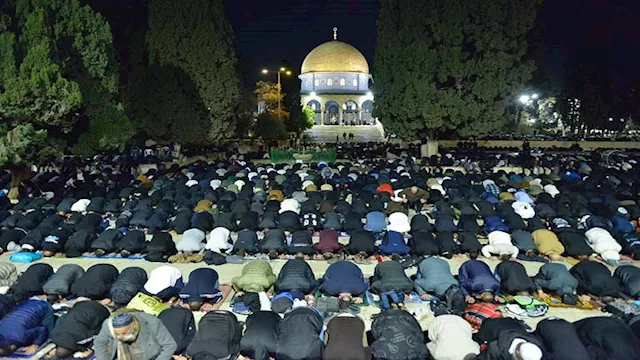 مصلون بباحة المسجد الأقصى