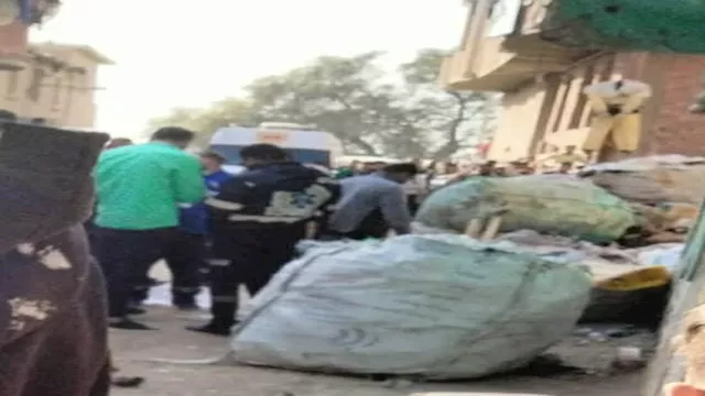 بالات الخردة تملأ موقع الانفجار