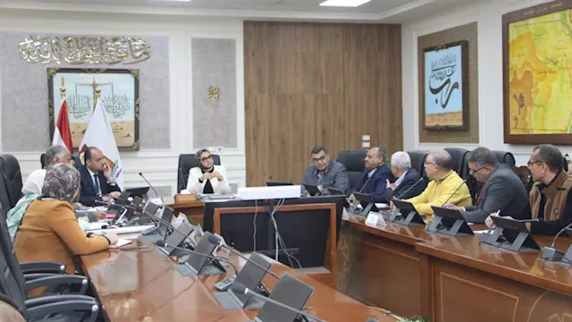 محافظ الوادي الجديد تبحث موقف ملفات الاستثمار الزر