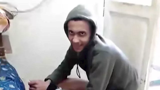 لقطة من فيديو استغاثة أم من تعدي ابنها