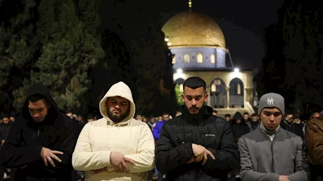  40 ألف فلسطيني يؤدون صلاتي العشاء والتراويح في ال