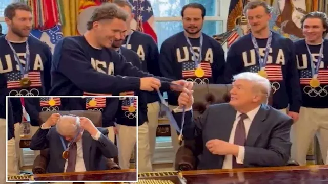 ترامب مع لاعبي المنتخب الأمريكي للهوكي