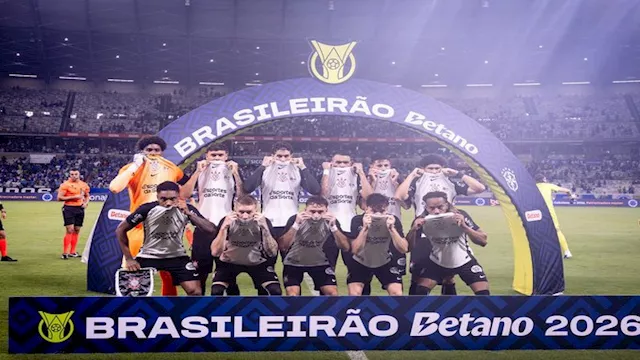 لاعبو كورينثيانز البرازيلي يدعمون فينيسيوس