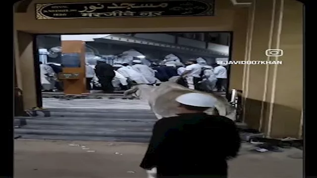 بقرة تنتظر صاحبها أمام المسجد