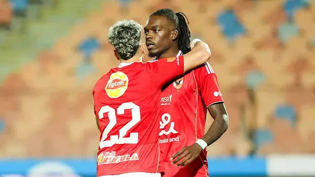 يلسين كامويش مهاجم الأهلي مع إمام عاشور