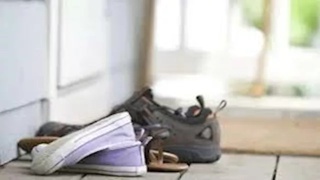 ترك الأحذية أمام المنزل