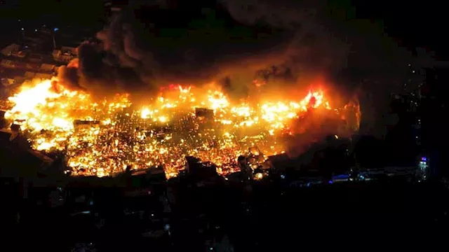 حريق ضخم يلتهم قرية في الفلبين