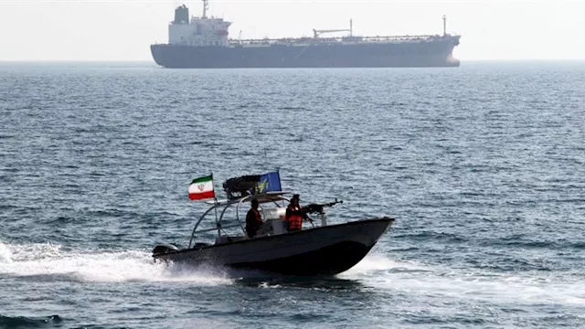 إيران تحتجز سفينتين