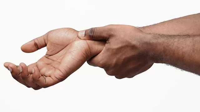 سقوط الأشياء فجأة من يديك؟- إليك التفسير العلمي وا