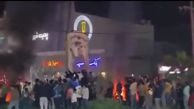 مشاهد لاحتفالات الإيرانيين في الشوارع