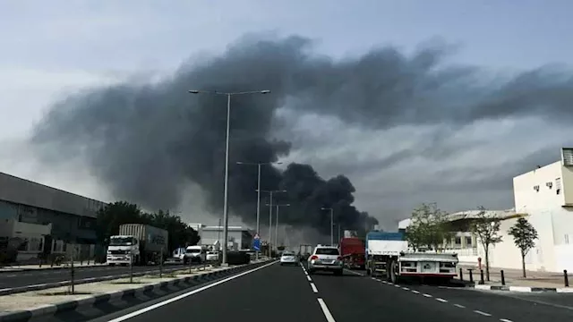 حريق في مجمع الرويس الصناعي بأبوظبي