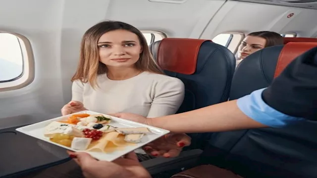   تناول الطعام على متن الطائرة