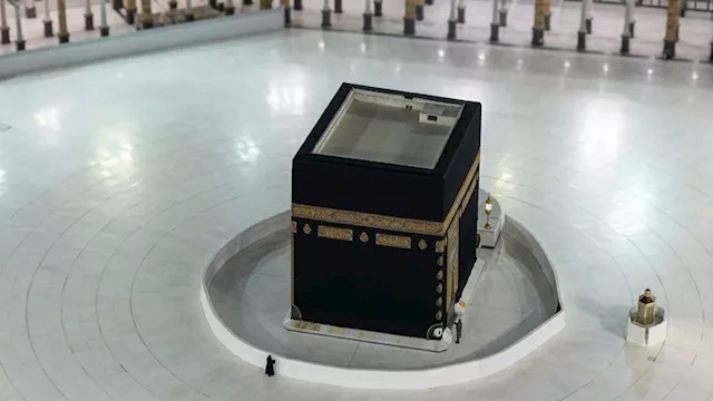 مشهد نادر لسيدة تطوف بمفردها حول الكعبة المشرفة