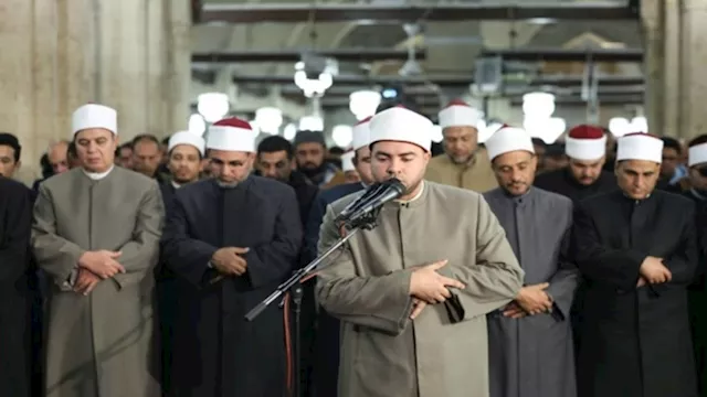أئمة قبلة الجامع الأزهر يحيون صلاة التراويح في الل