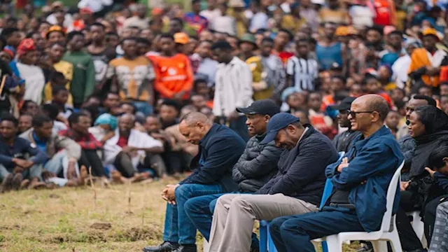 آبي أحمد يبكي على ضحايا الفيضانات في إثيوبيا