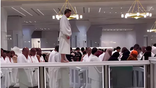 معتمر يصلي فوق الحواجز في الحرم المكي معرضا نفسه ل