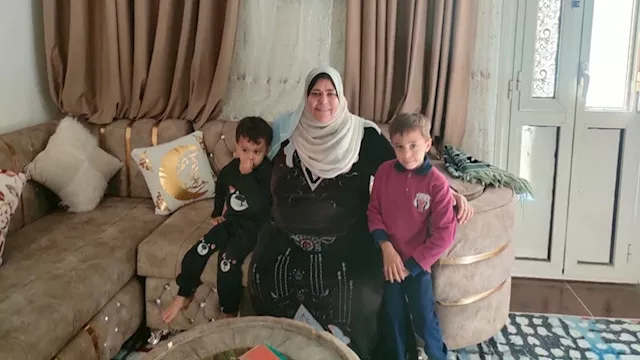 الأم المثالية مع أحفادها