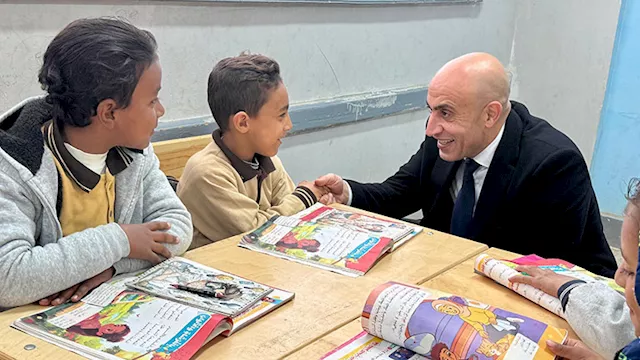 وزير التعليم يجلس بجانب الطلاب ويتحدث معهم في مدار