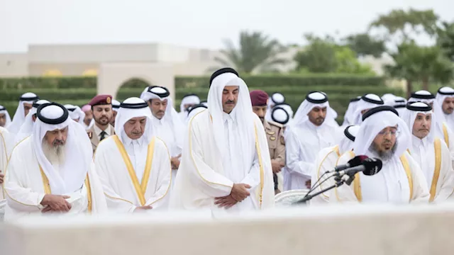 أمير قطر يؤدي صلاة العيد