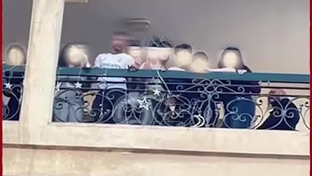 صور توثق ألقاء شباب مياه على المواطنين