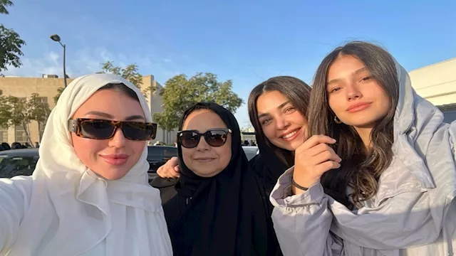 سارة سلامة مع صديقاتها