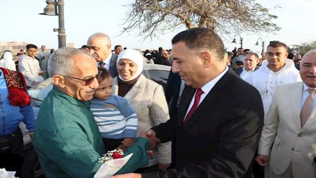 المحافظ مع مواطن في جولة سابقة