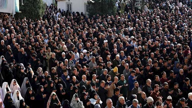 احتفال آلاف الإيرانيين بعيد الفطر المبارك