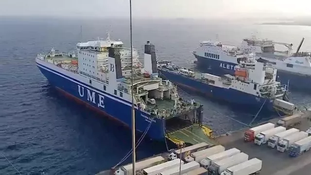 تداول شاحنات البضائع بميناء سفاجا 