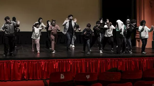 النازحون بالمسرح الوطني اللبناني