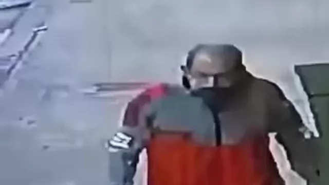 كاميرا مراقبة ترصد المتهم بقتل أبنائه 