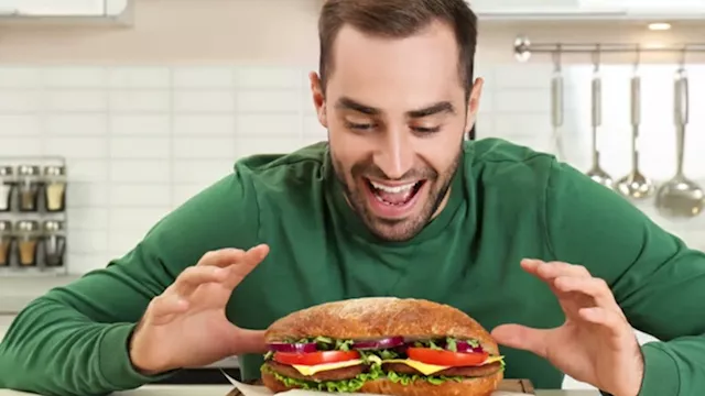 شخص يتناول طعام بكثرة