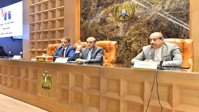 محافظ أسيوط يتابع ملفات تقنين أراضي الدولة والتصال