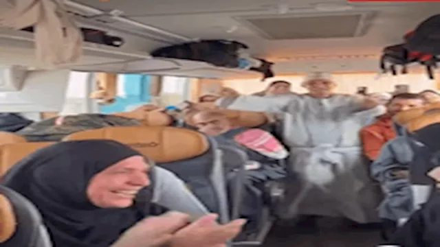 بالرقص والزغاريد.. معتمرون يحتفلون بالوصول إلى الم