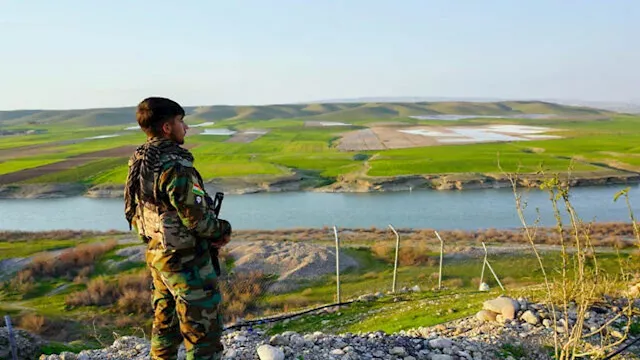 أحد أعضاء حزب حرية كردستان يقف حارساً في أربيل، ال