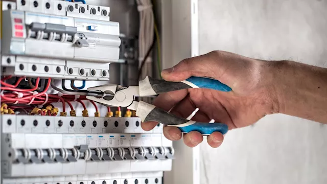 ضبط 1287 قضية سرقة تيار كهربائي خلال يوم